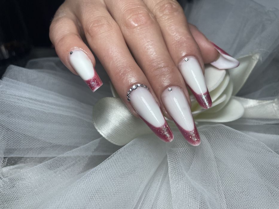 Realizez manichiura-pedichiura  gel și semi