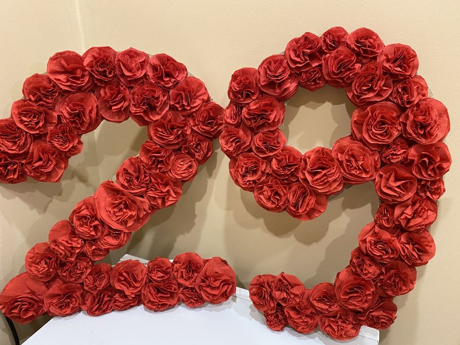 Цифри от рози ръчна изработка