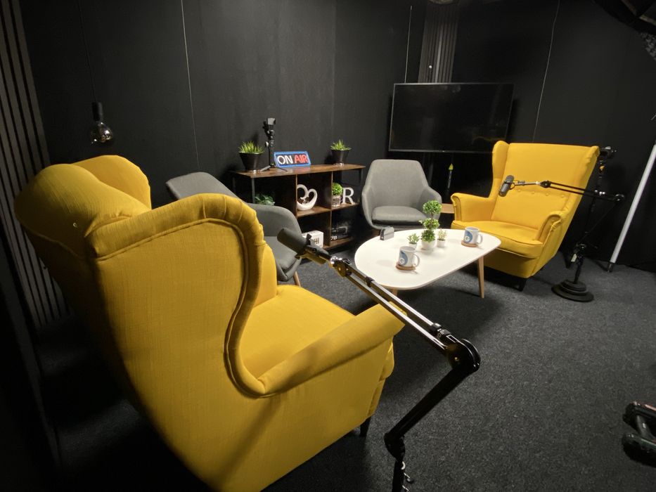 Подкаст студио под наем с висококачествена техника