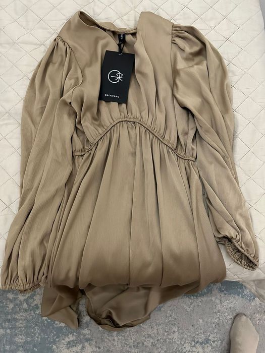 Куртка новая цвет бежевый и платье новая