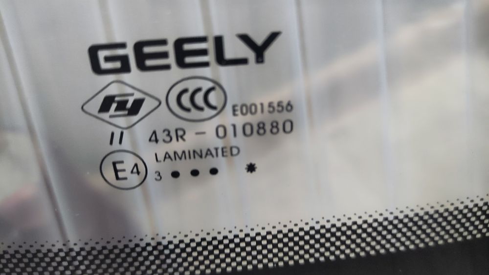 Продам лобовое стекло