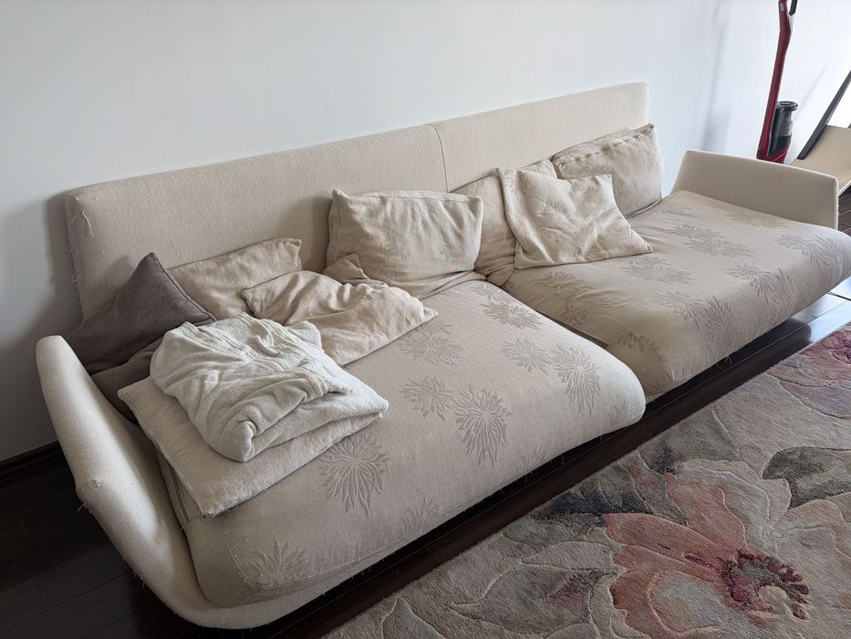 Donez canapea, 3-4 locuri. Necesita reconditionare.
