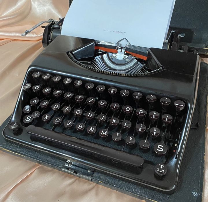 Mașină de scris Olympia-Plana metalică, stare excelenta, cadou ideal