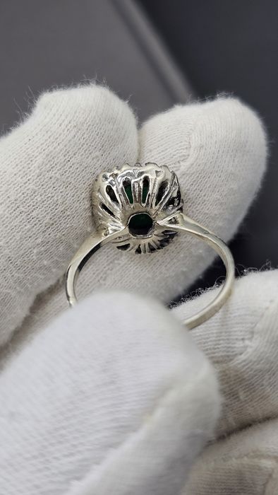 Златен пръстен 18K (750) с естествен изумруд и диаманти | 4.24 гр | Emerald Halo Ring