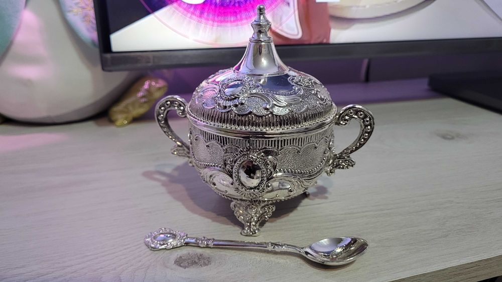 Set de cafea: zaharniță, doua cești și 3 lingurițe