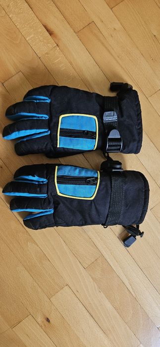 Скиорски ръкавици за около 10-12 години