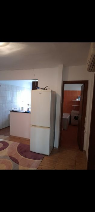 Apartament cu 3 camere de închiriat