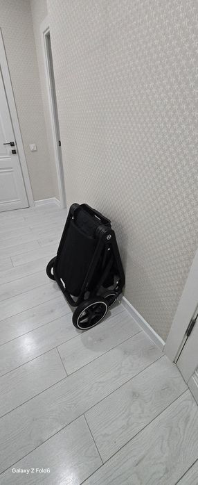 Продам каляску Cybex