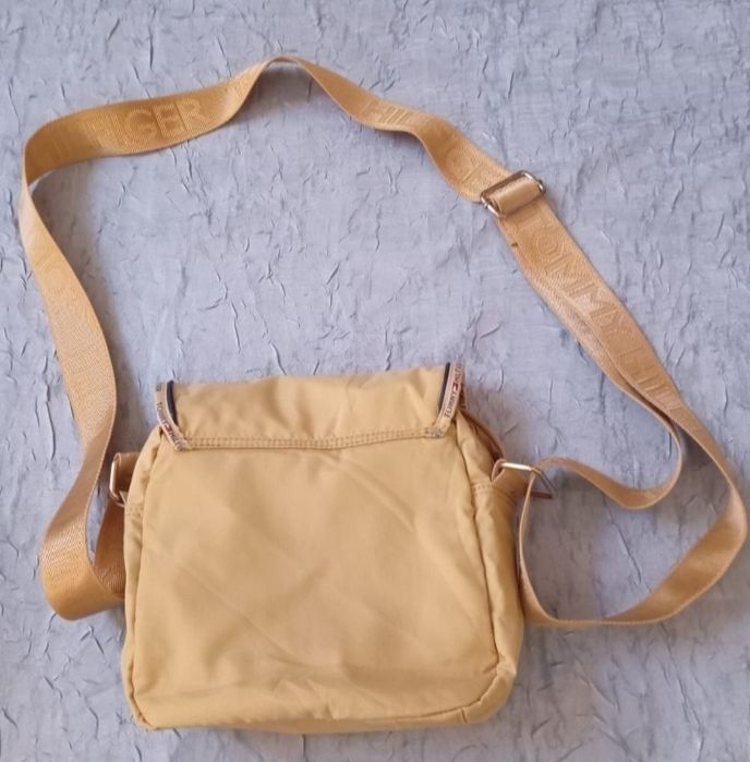 Vând geanta    Tommy       Hilfiger!