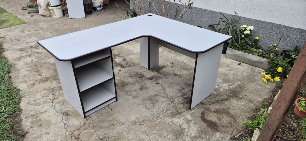 Vând masă de birou