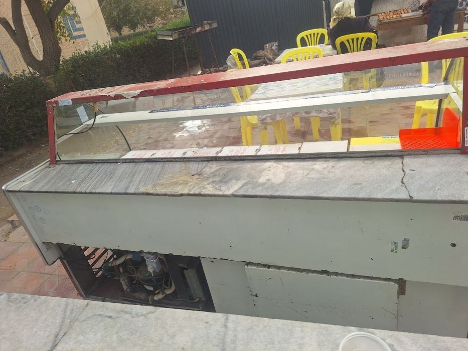 2та витрина холодильник сотилади