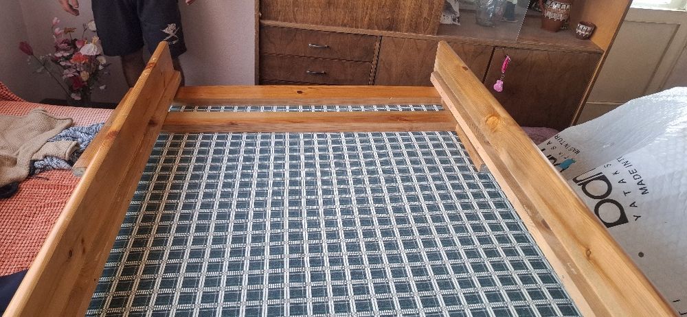 Спалня от естествено масивно дърво