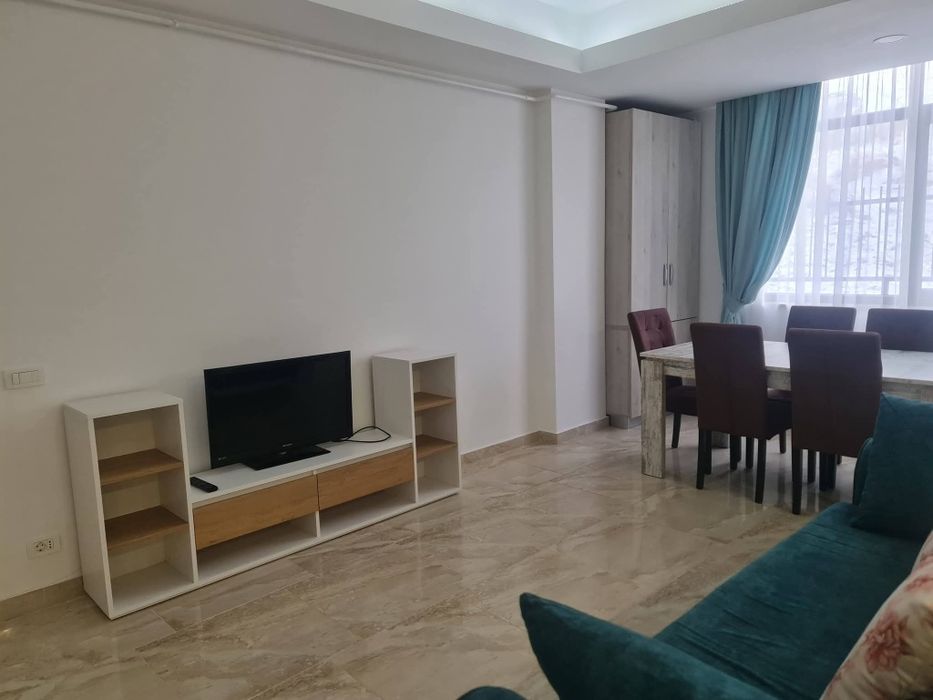 Închiriez apartament cu trei camere în bloc nou mobilat si utilat