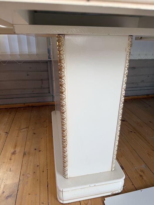 Стол гостинный бежевый