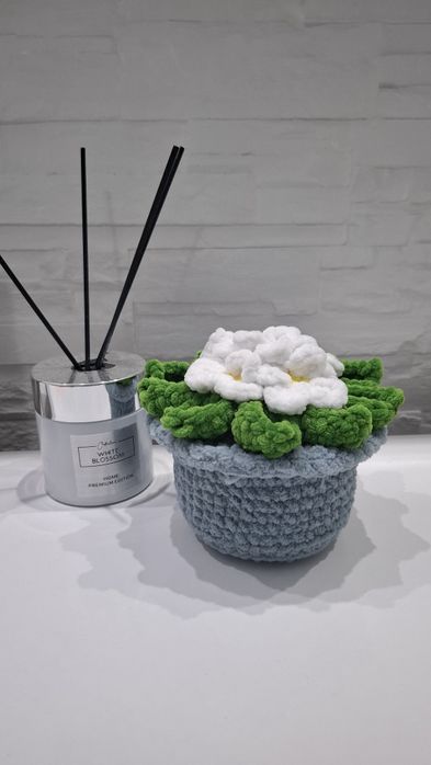 Ръчно плетена саксийка с цветя