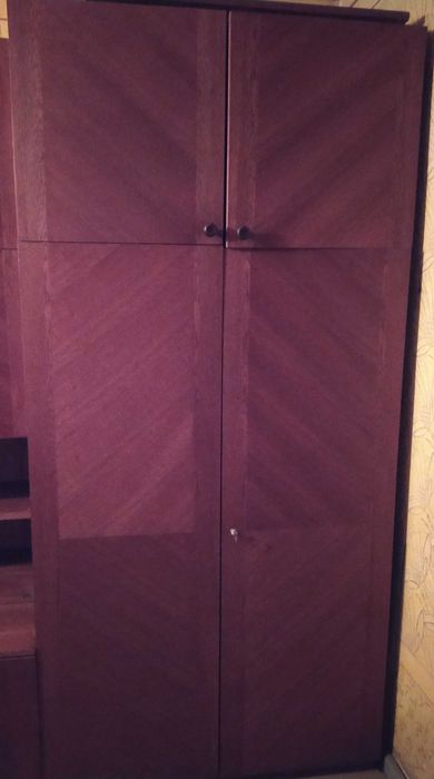 Чехословацкий  шифоньер размером 1,0х64х2,09(вещи внутри только висят)