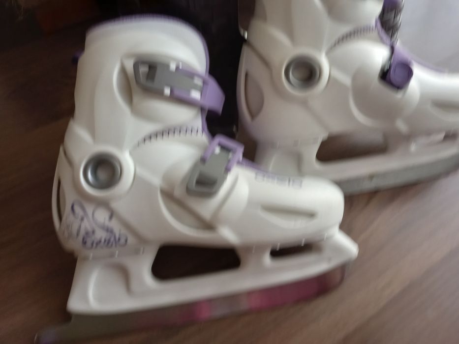 Продавам 2 броя слушалки. Кънки за лед носени два сезона-25лв.