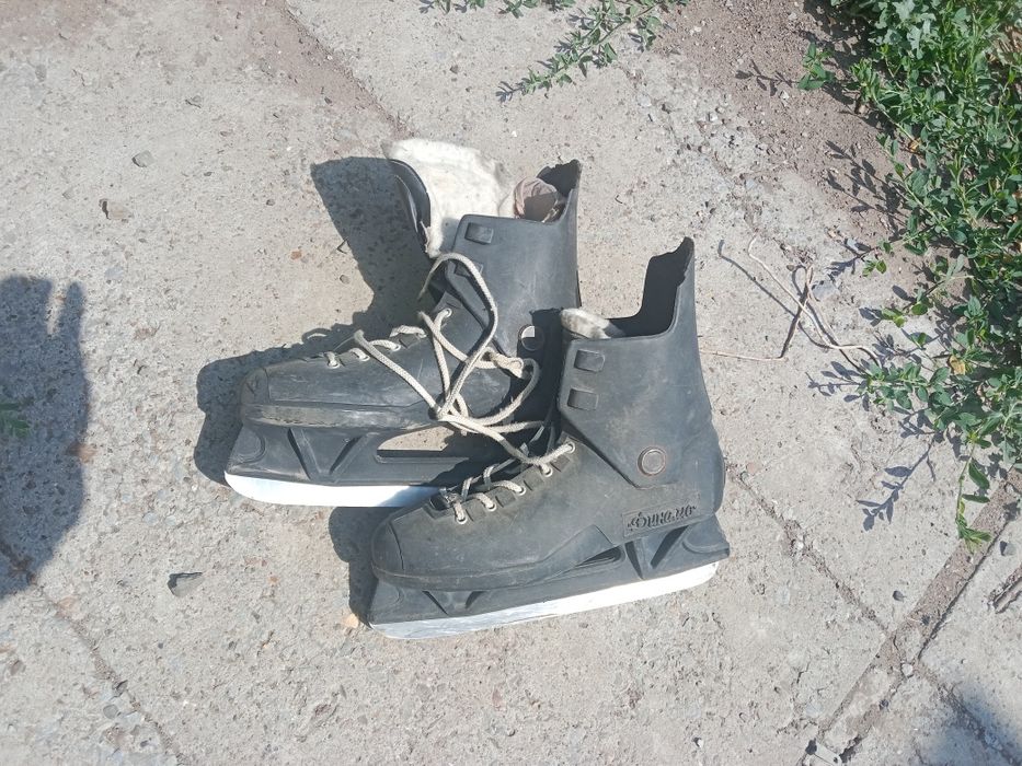 Продам 3 пары коньков