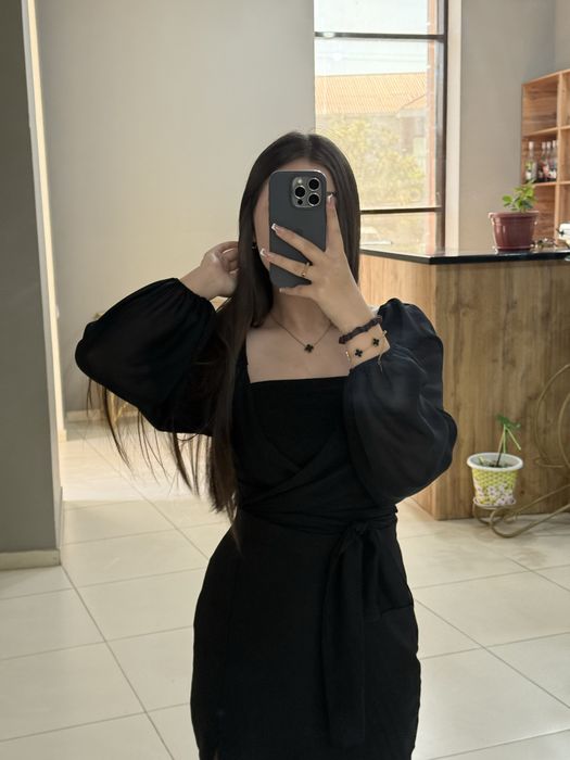 черная блузка с рукавами