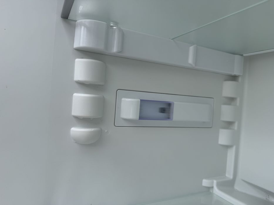 Малък хладилник за вграждане Либхер КАто НОВ