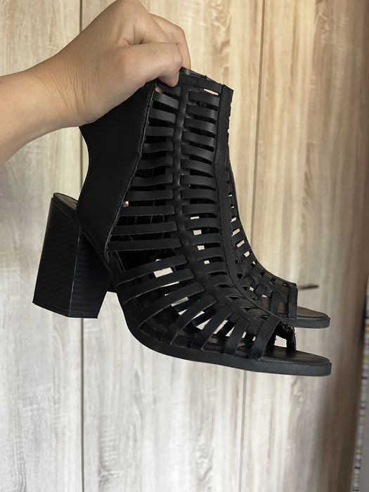 Vând sandale Fotever21 mar 37,5