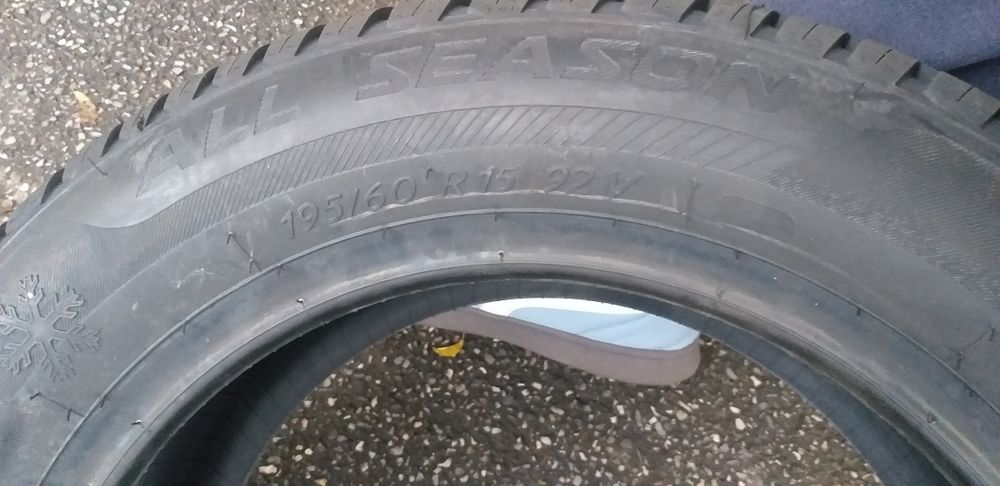 Vînd 2 anvelope noi 195/60/15 all  sealson