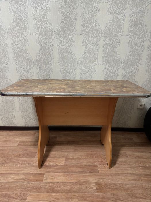 Стол б/у.Цена 7,500 тыс тг