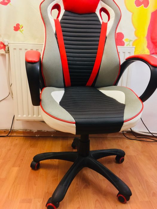 Scaun de gaming în stare foarte bună de vânzare la un preț foarte rezo