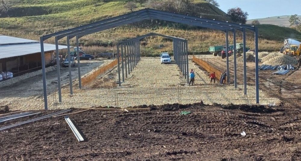 Hală metalică completa :
- deschidere 12m ;
- lungime 25m ;
- înălțime