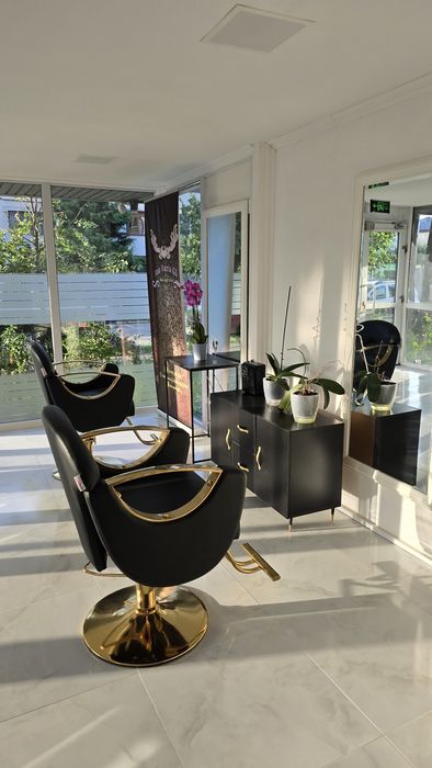 Închiriez post coafor mobilat  250€