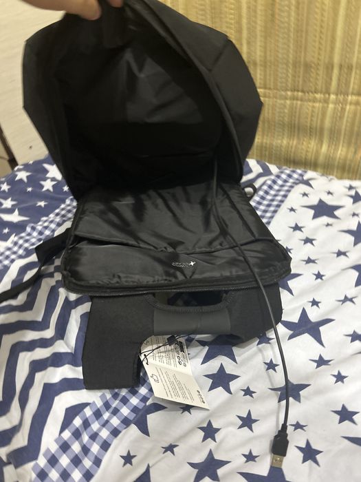 Vand ghiozdan cec bank nou nout cu eticheta firma este SWISS PEAK