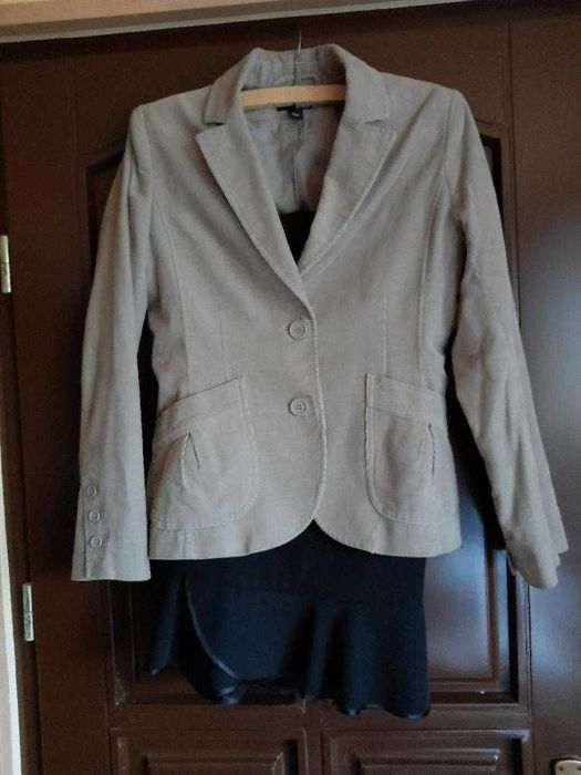 Sacou dama catifea raiata bej H&M si fusta neagra pentru evenimente M