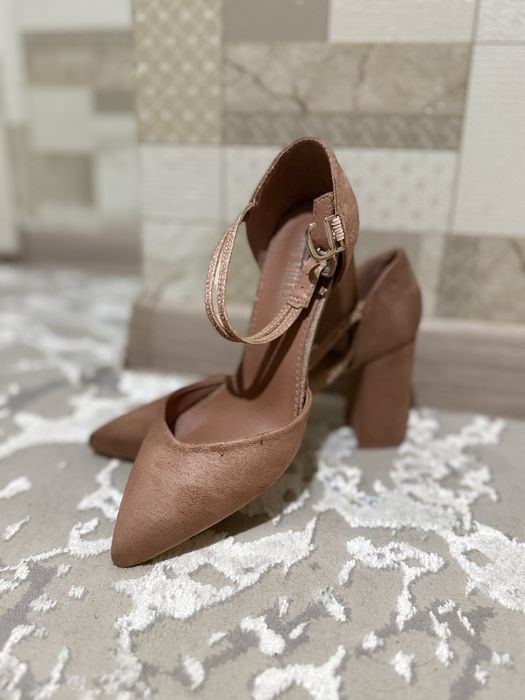 Продам велюровые туфли