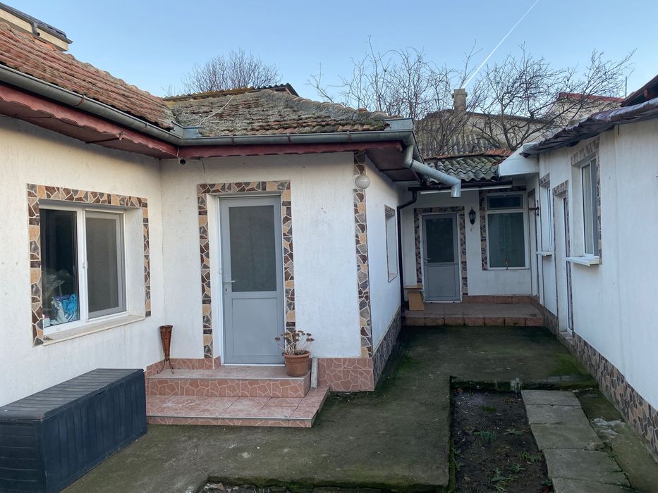 Ofer spre inchiriere garsoniera situata la curte