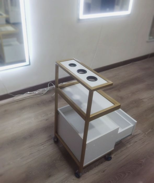 Barberlar va shunga oʻxshaw sohadagilar uchun uchun yordamchi etaжerka