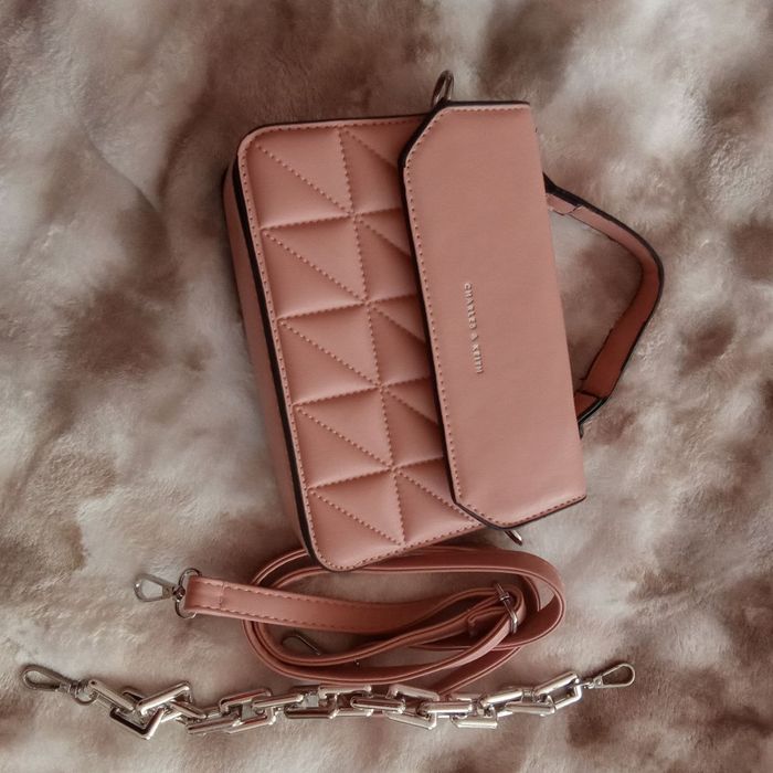«Сумка Charles & Keith в пудрово-розовом цвете»