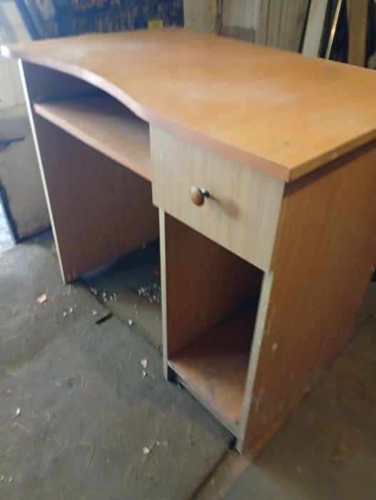 Продам компьютерный столик для школьника продам.