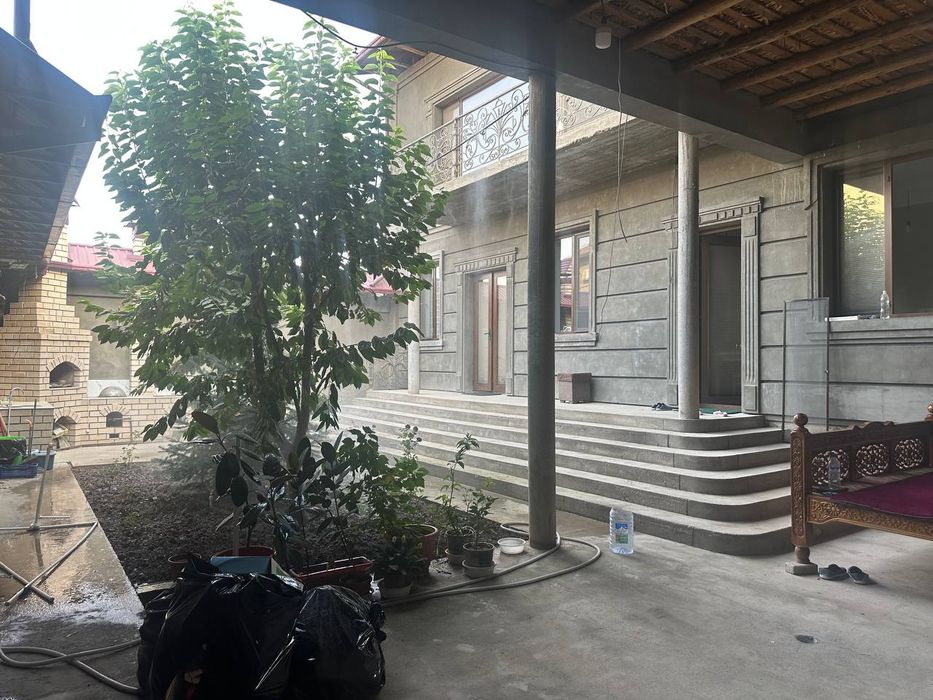 Уй сотилади 3 сотик яшаш жойи 450 кв м