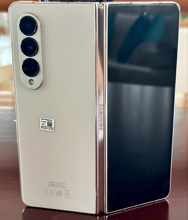 Оригинален кейс + Samsung Z Fold 4 Beige, 512 GB в отлично състояние !
