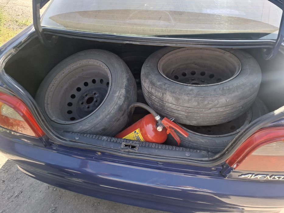 Toyota avensis 2000 1.6 продам