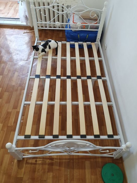 Кованную кровать полуторка 1,2 с матрасом.