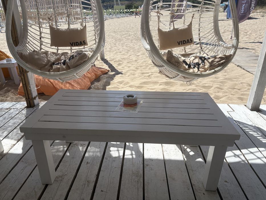 Дървена бяла маса