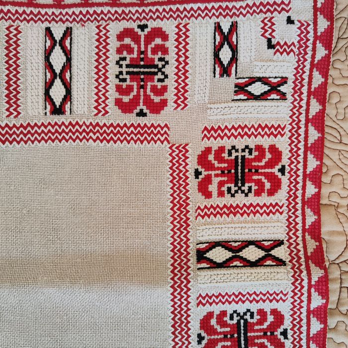 Ръчно бродирани карета и покривки