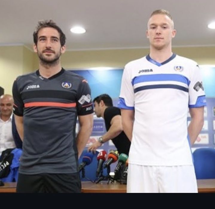 Фланелки на Левски