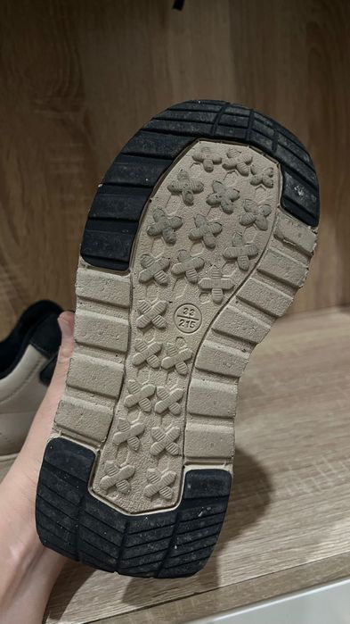 Продам кроссовки утепленные 2500 тг