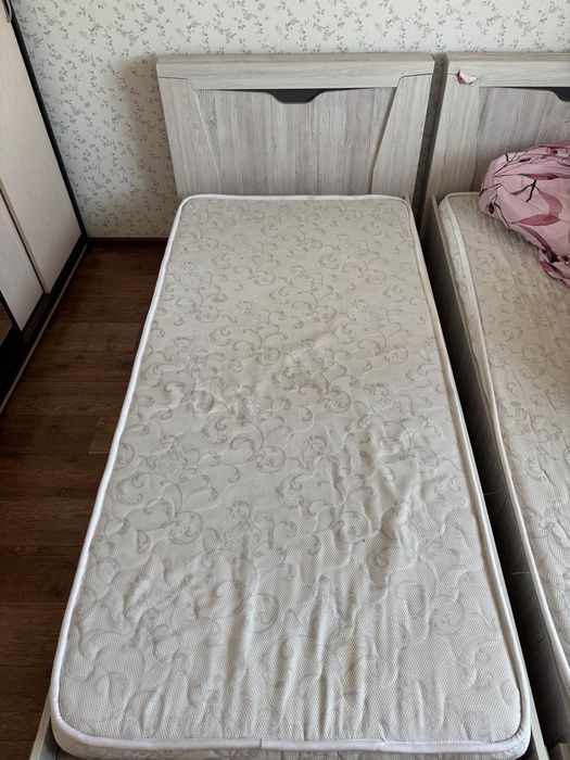 Продам две кровати с матрасами