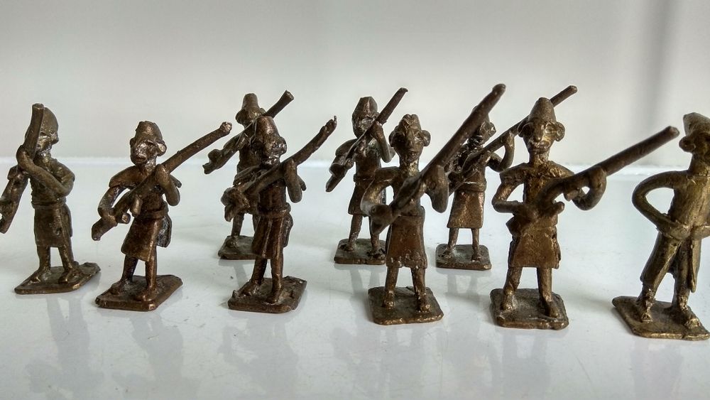Бронзови фигурки на войници.