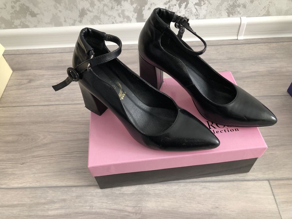 Аяк киимдер сатылады