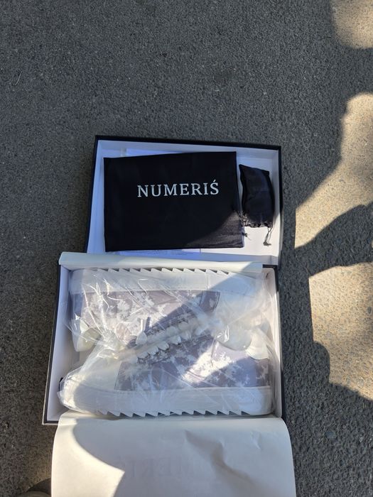 Numeris New Gray
