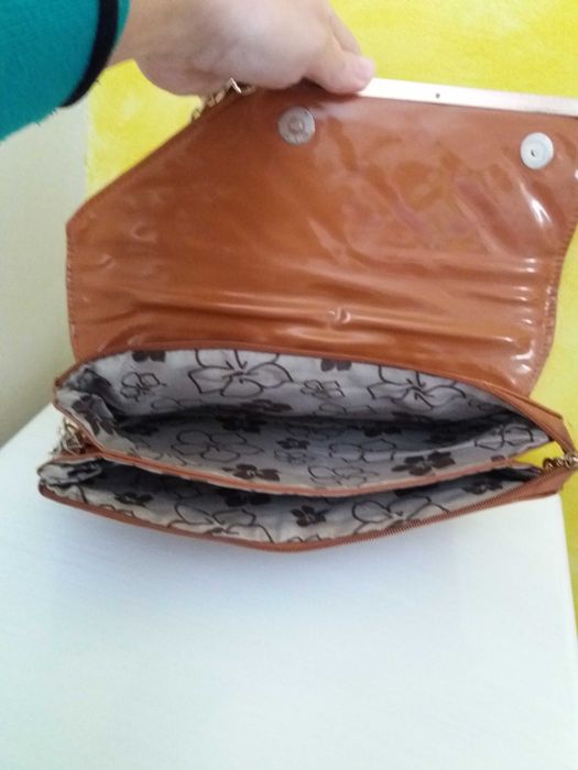 Gentuta dama din lac cu lanț